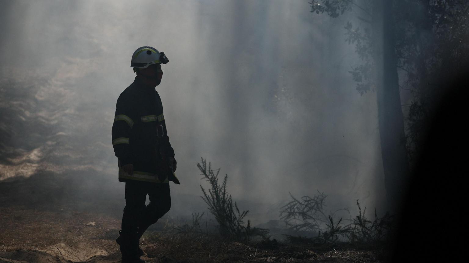 Wildfires in south-west France flare up as region braces for new 40C heatwave
