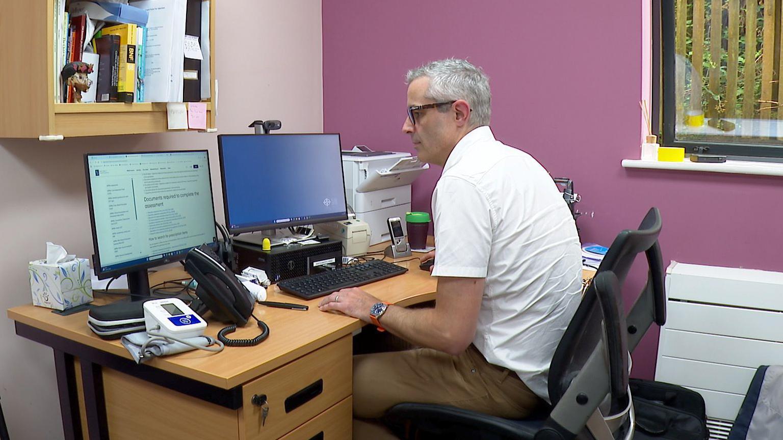 Dr Huw Thomas