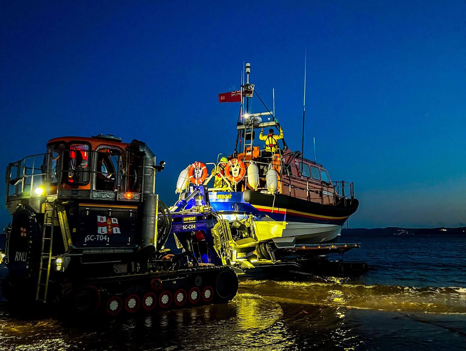 Lifeboat tows yacht