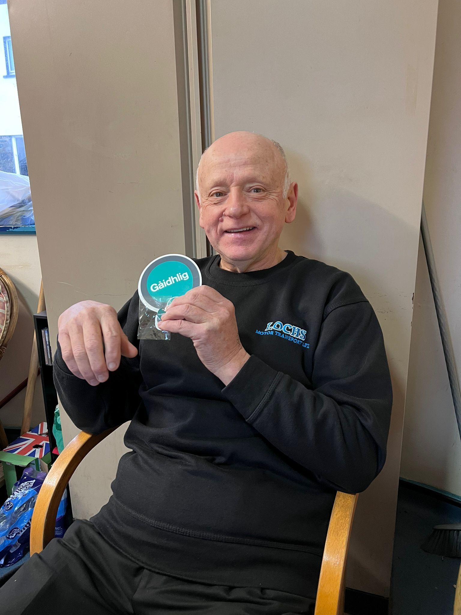 Polar, draibhear bus, le soidhne Gàidhlig na làimh