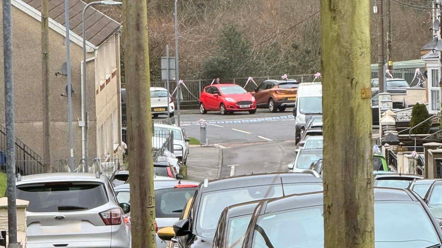 Commercial Street Abergwynfi wedi ei gau gyda thâp yr heddlu ym mis Chwefror 2026