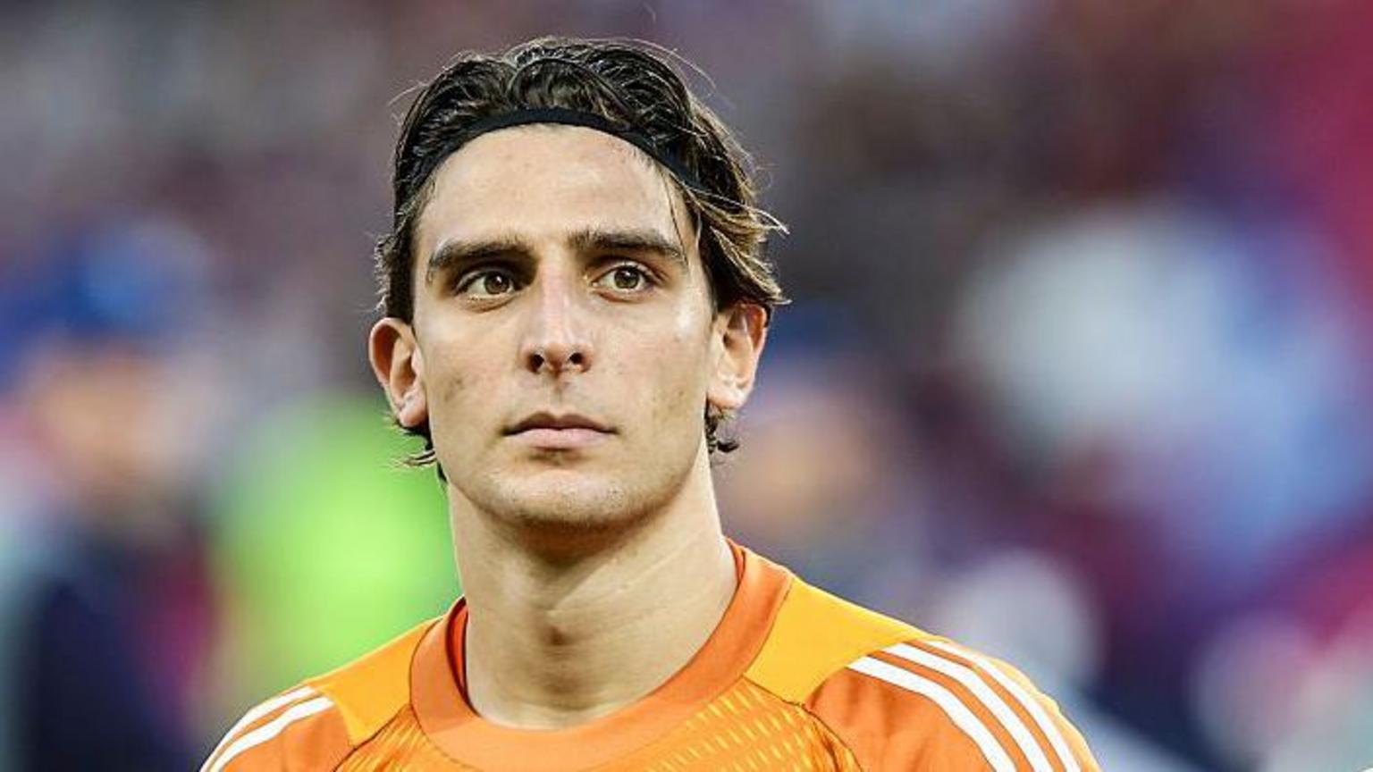 Hull sign goalkeeper Tzolakis for club-record fee