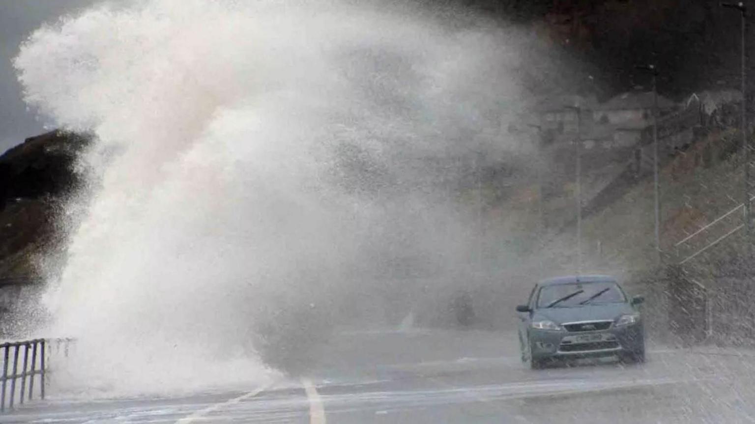 car yn teithio mewn tywydd garw