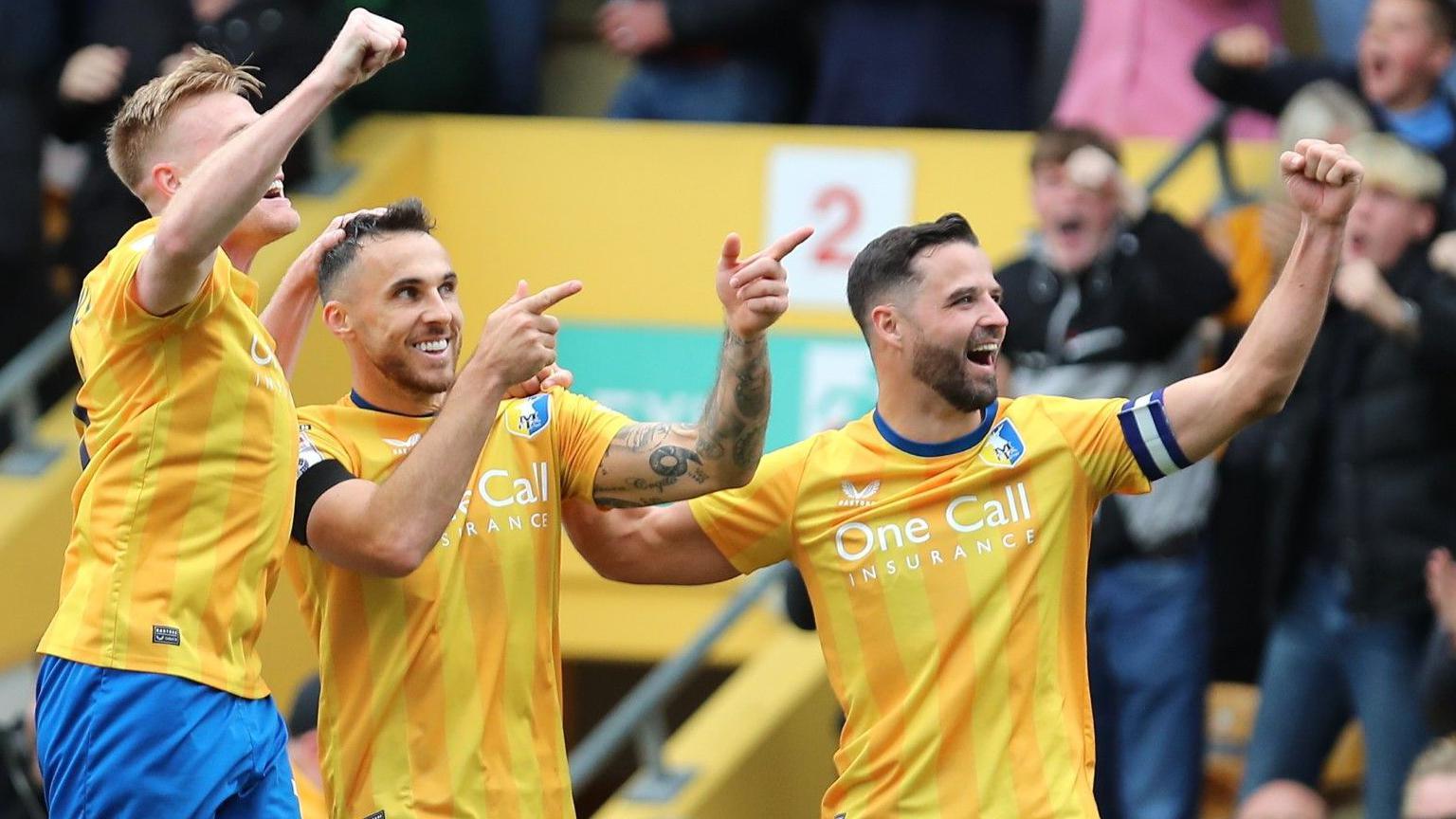 Mansfield celebrate Lee Gregory's goal