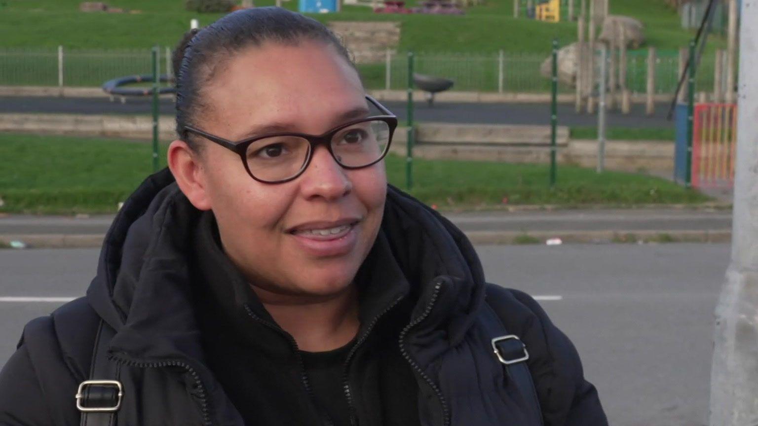 Rachel Clutton y tu allan i barc chwarae ym Maesgeirchen