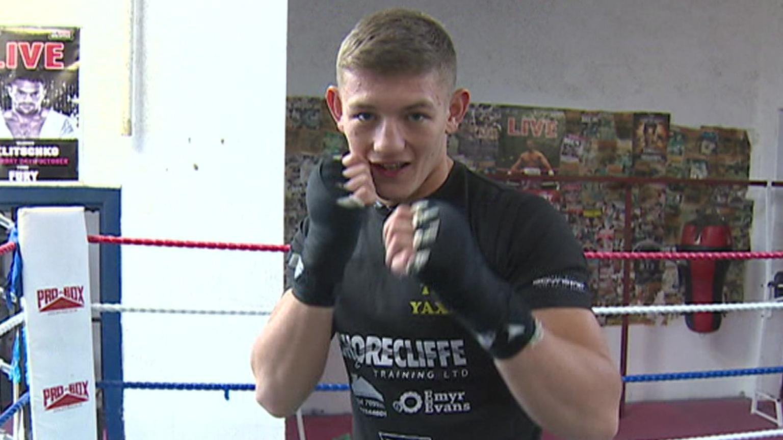 Sion Yaxley yn bocsio tuag at y camera (llun o 2019)