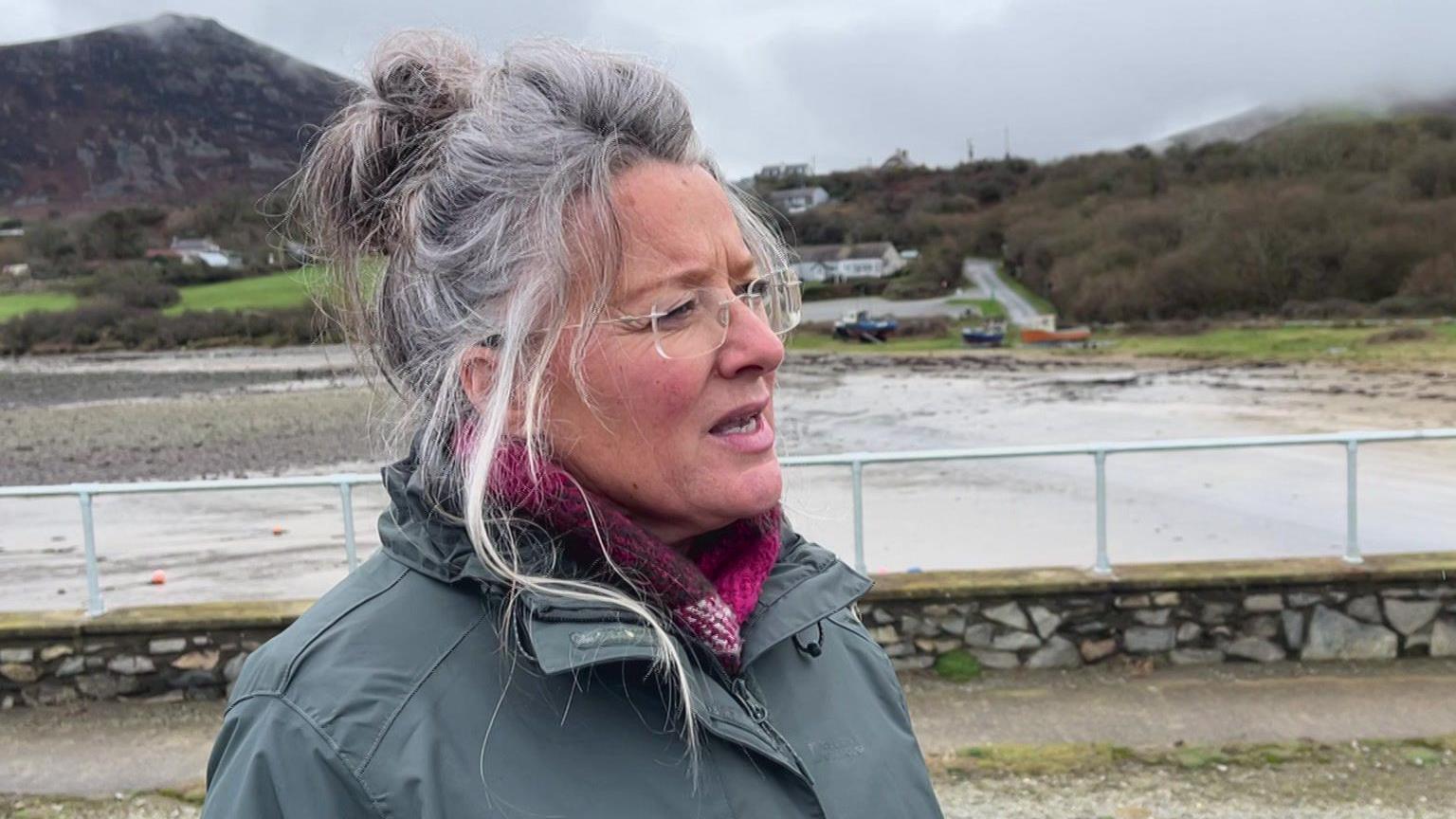 Llun o Clare Brooks y tu allan yn Nhrefor