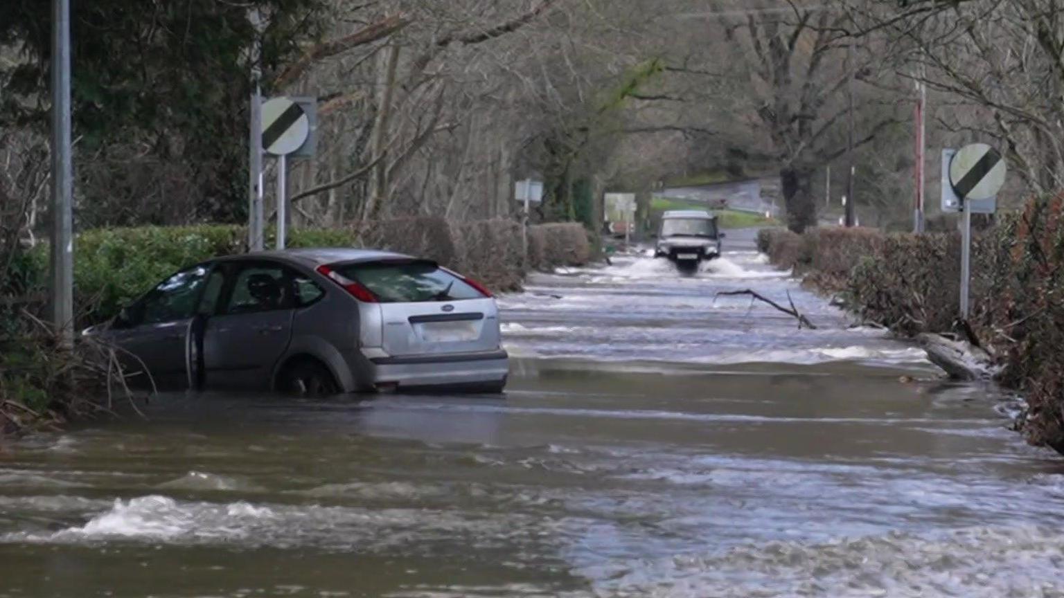 Car wedi'i adael mewn dŵr llifogydd yn Llanrwst