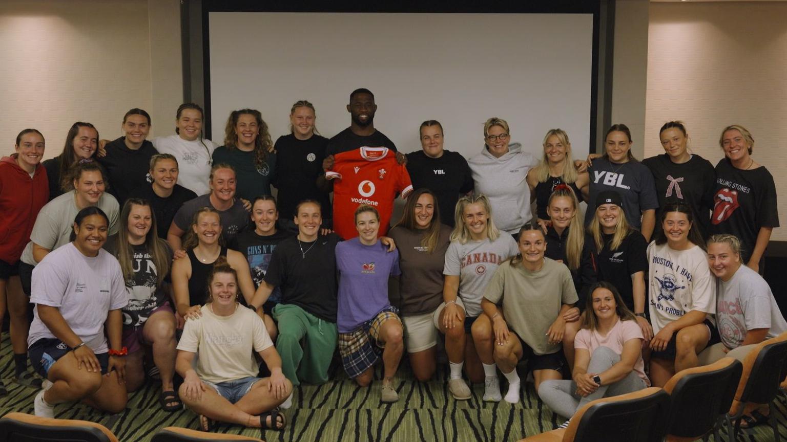 Wales players pose with Siya Kolisi