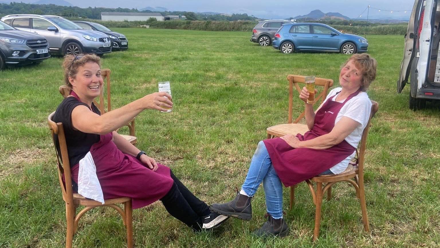 Ymlacio wedi'r gwaith...