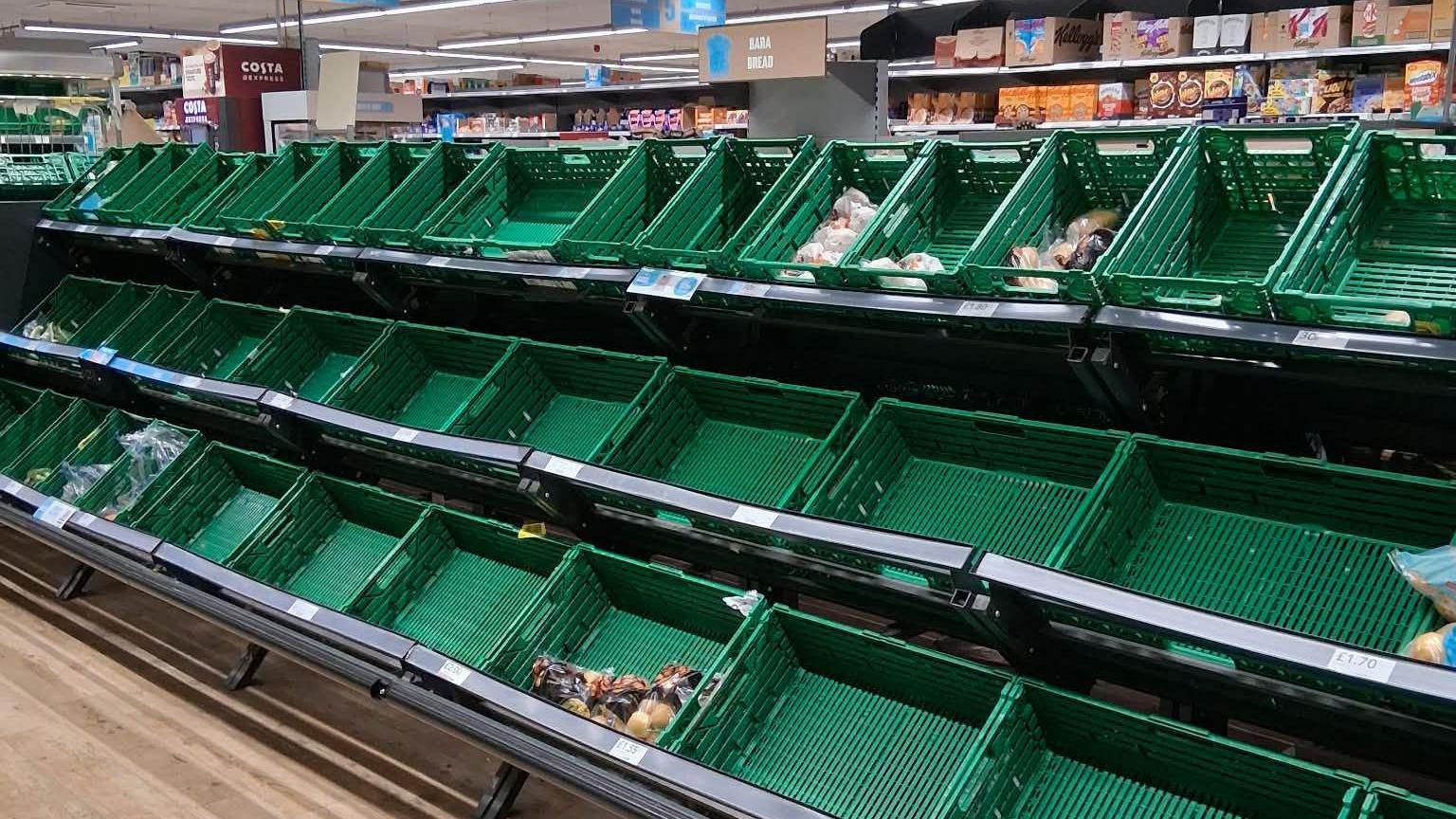 Roedd nifer o silffoedd gwag mewn un siop ym Machynlleth ddydd Iau wrth i gwsmeriaid baratoi