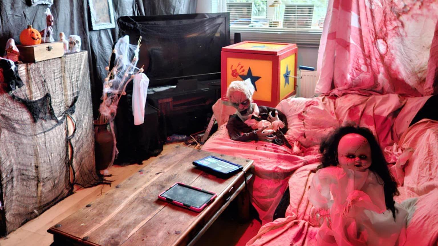 A front room decorated with Halloween props