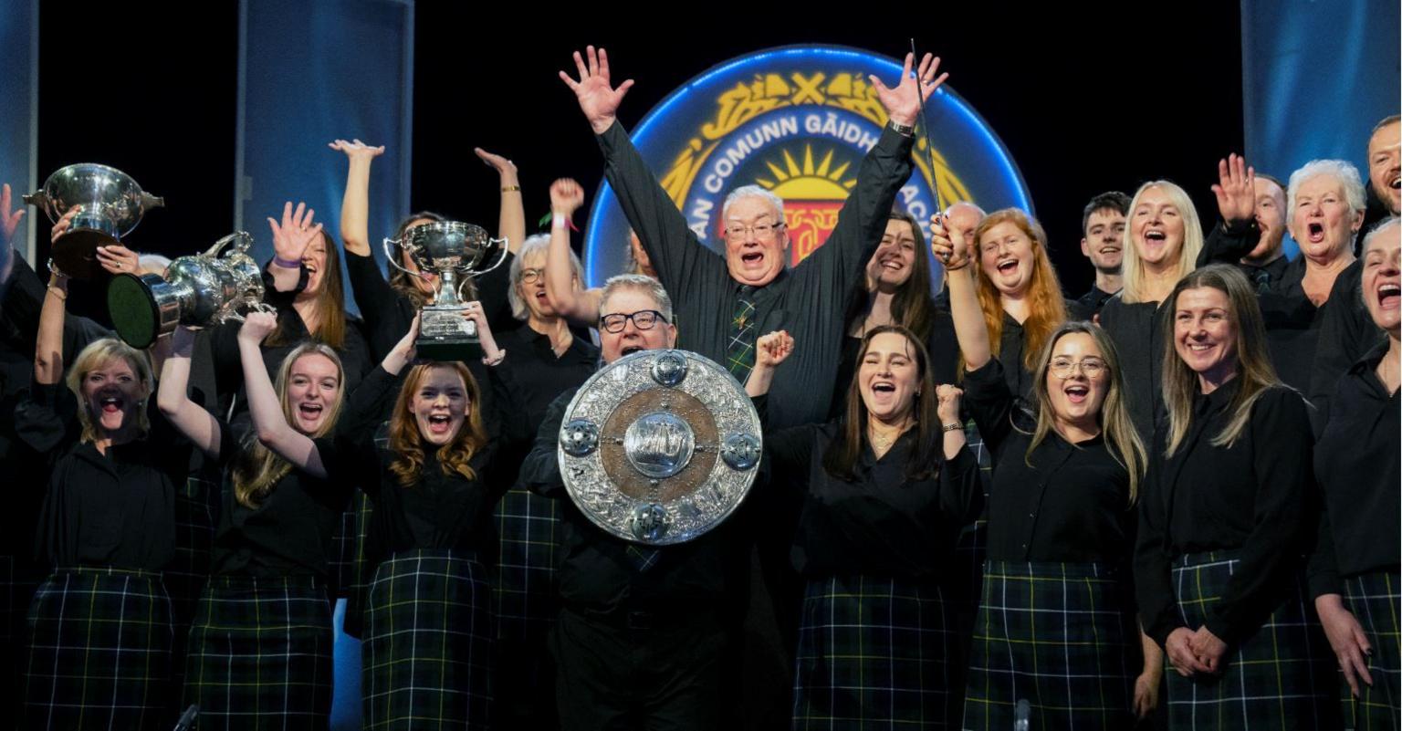 Còisir Bharraigh a' dèanamh gàirdeachais