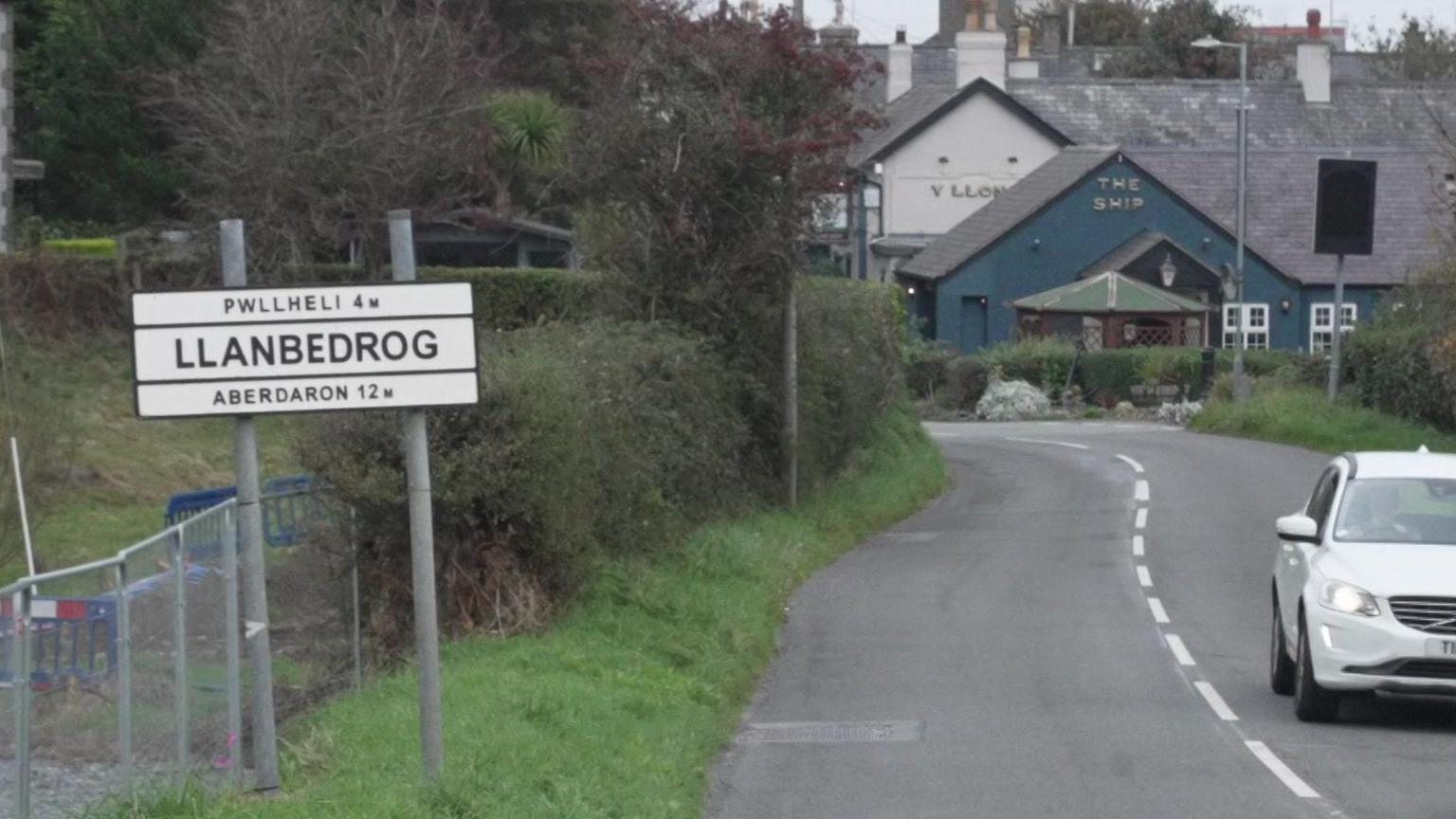 Arwydd pentref Llanbedrog