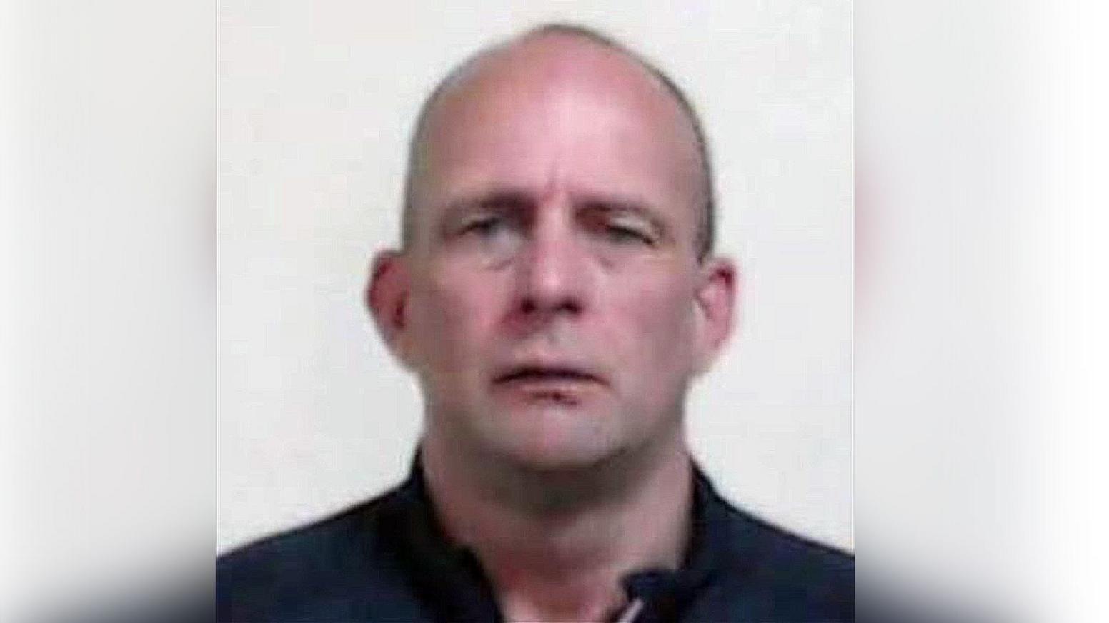 David Brown, fear maol a' coimhead ris a' chamara