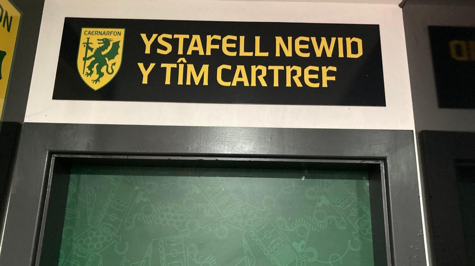 Arwydd i'r ystafelloedd newid