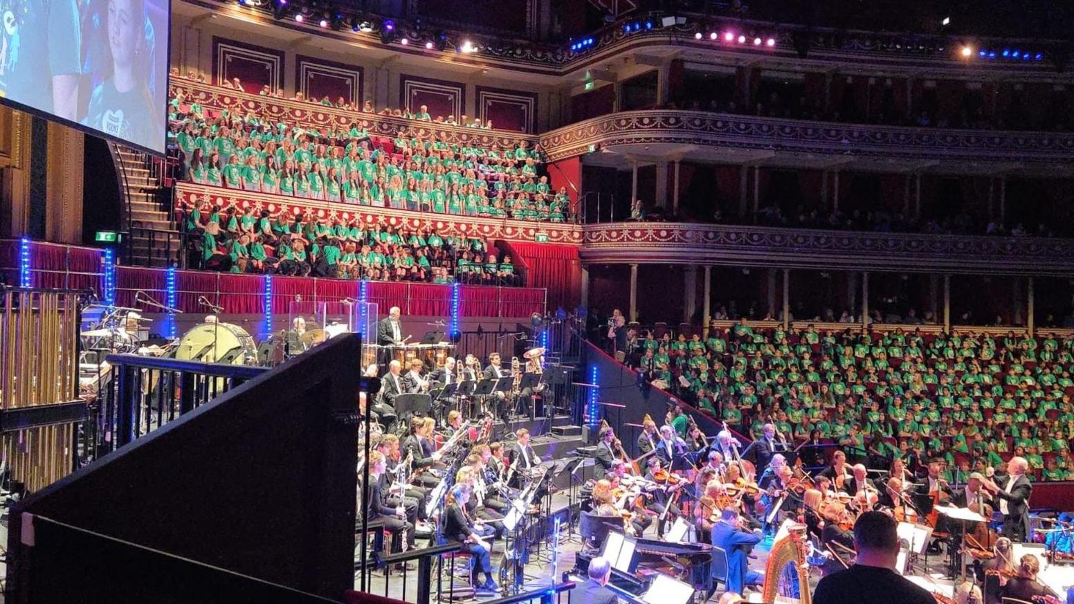 Aelodau'r côr yn Neuadd Albert