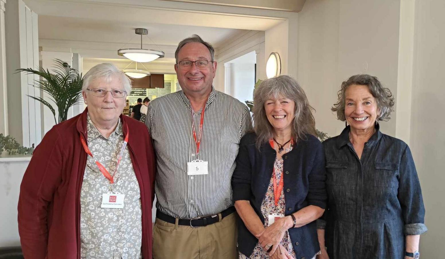 Nan (chwith) gyda Richard, Lynne a Virginia, tri gwirfoddolwr arall