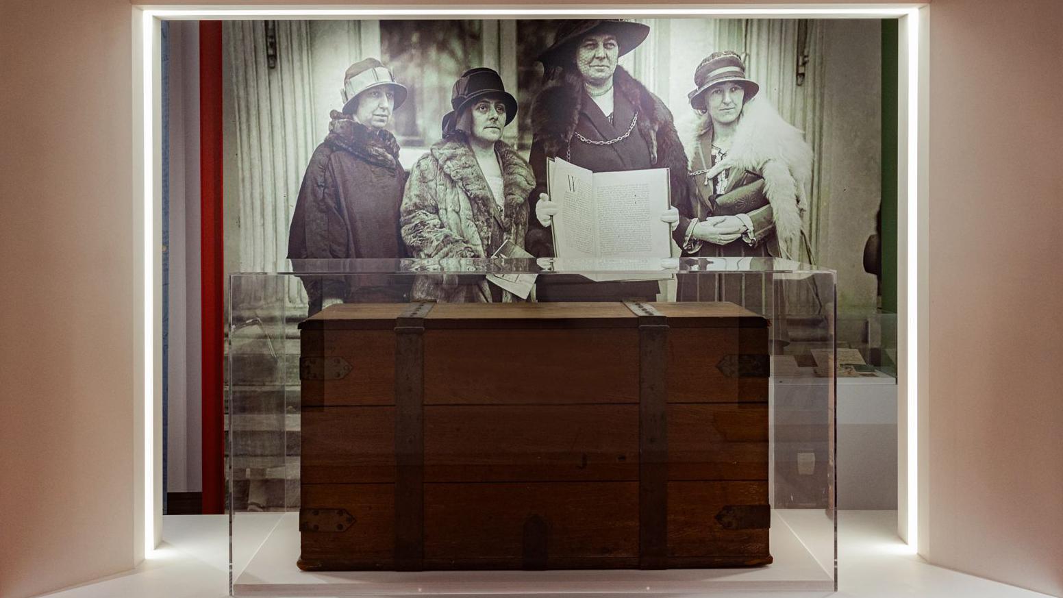 Mae'r arddangosfa yn cynnwys lluniau o'r gist bren a'r pedair a gyflwynodd y ddeiseb yn Washington yn 1924