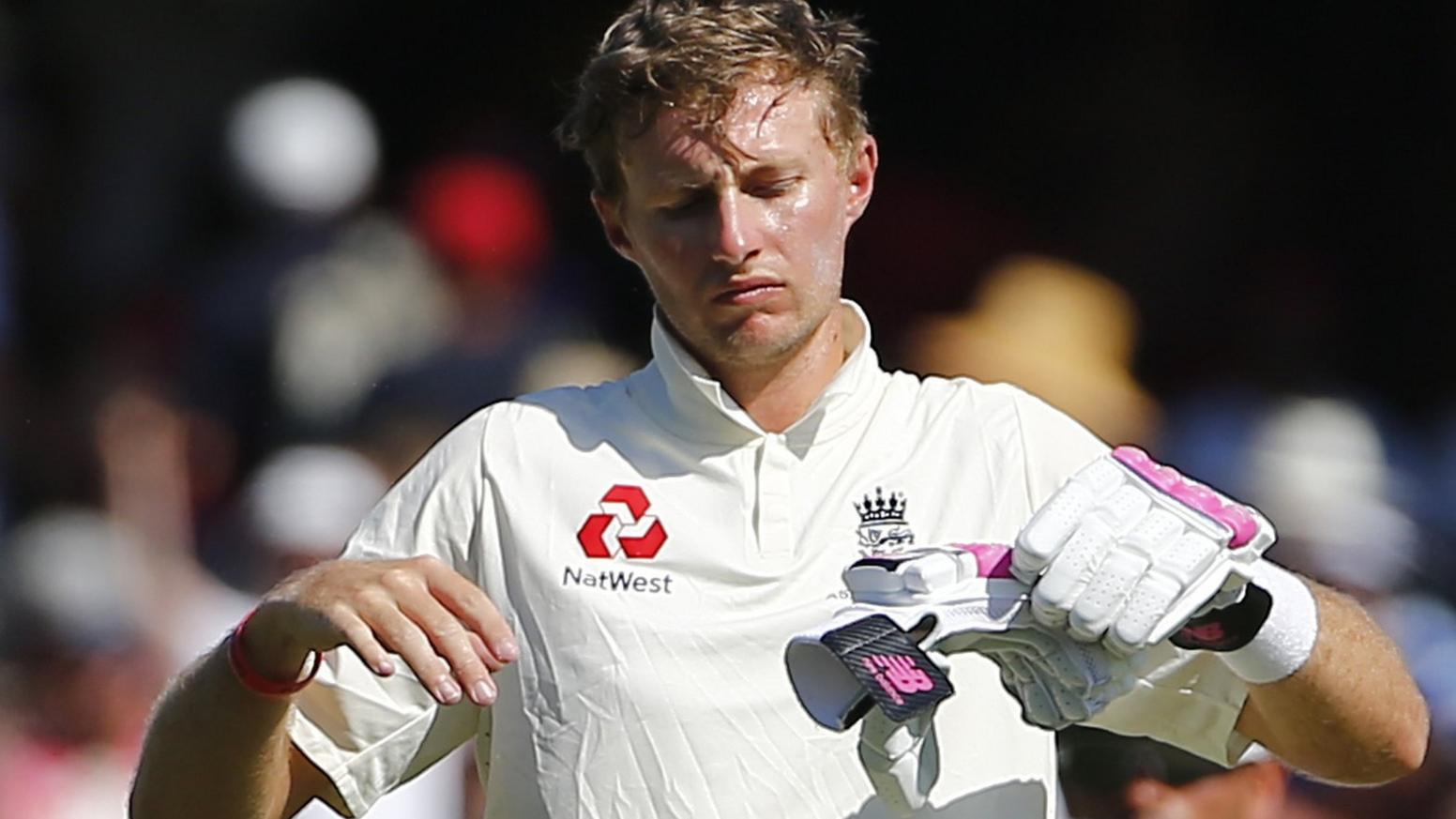 Joe Root hurts his finger while batting