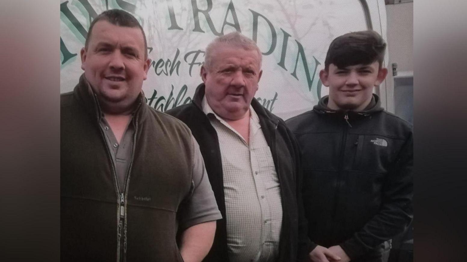 Llun Emyr (canol) gyda'i mab (chwith) a'i ŵyr (dde)