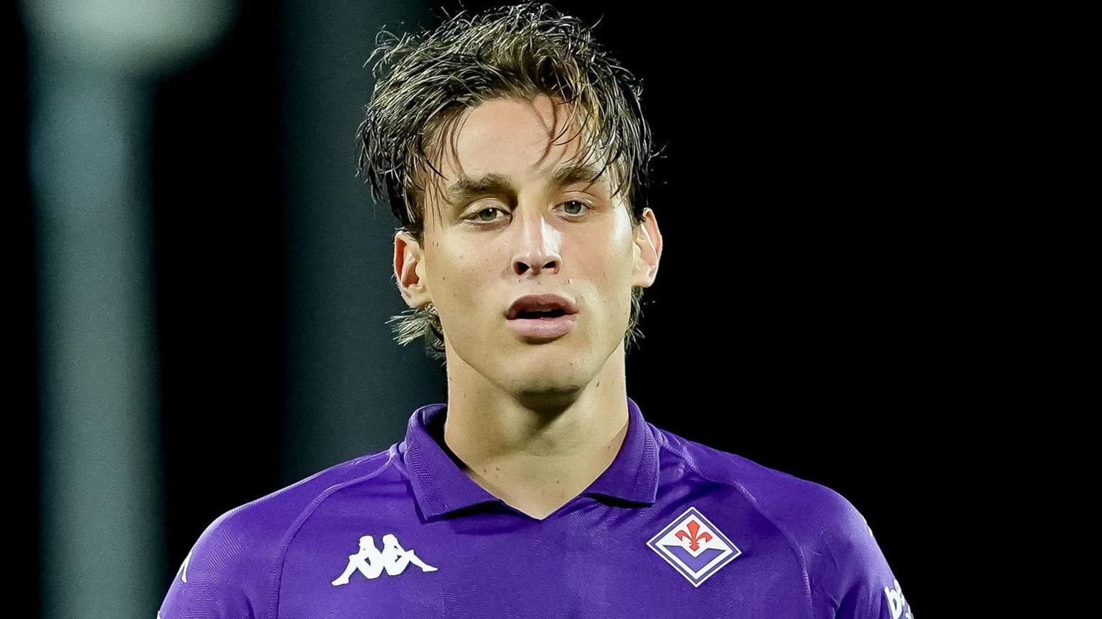 Edoardo Bove in Fiorentina kit