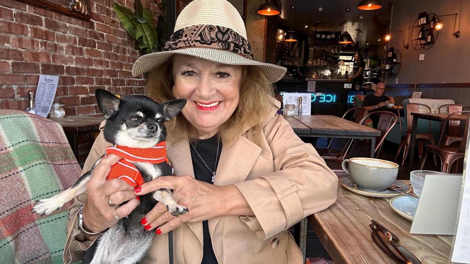 Gillian a Cariad y ci yn Conti's