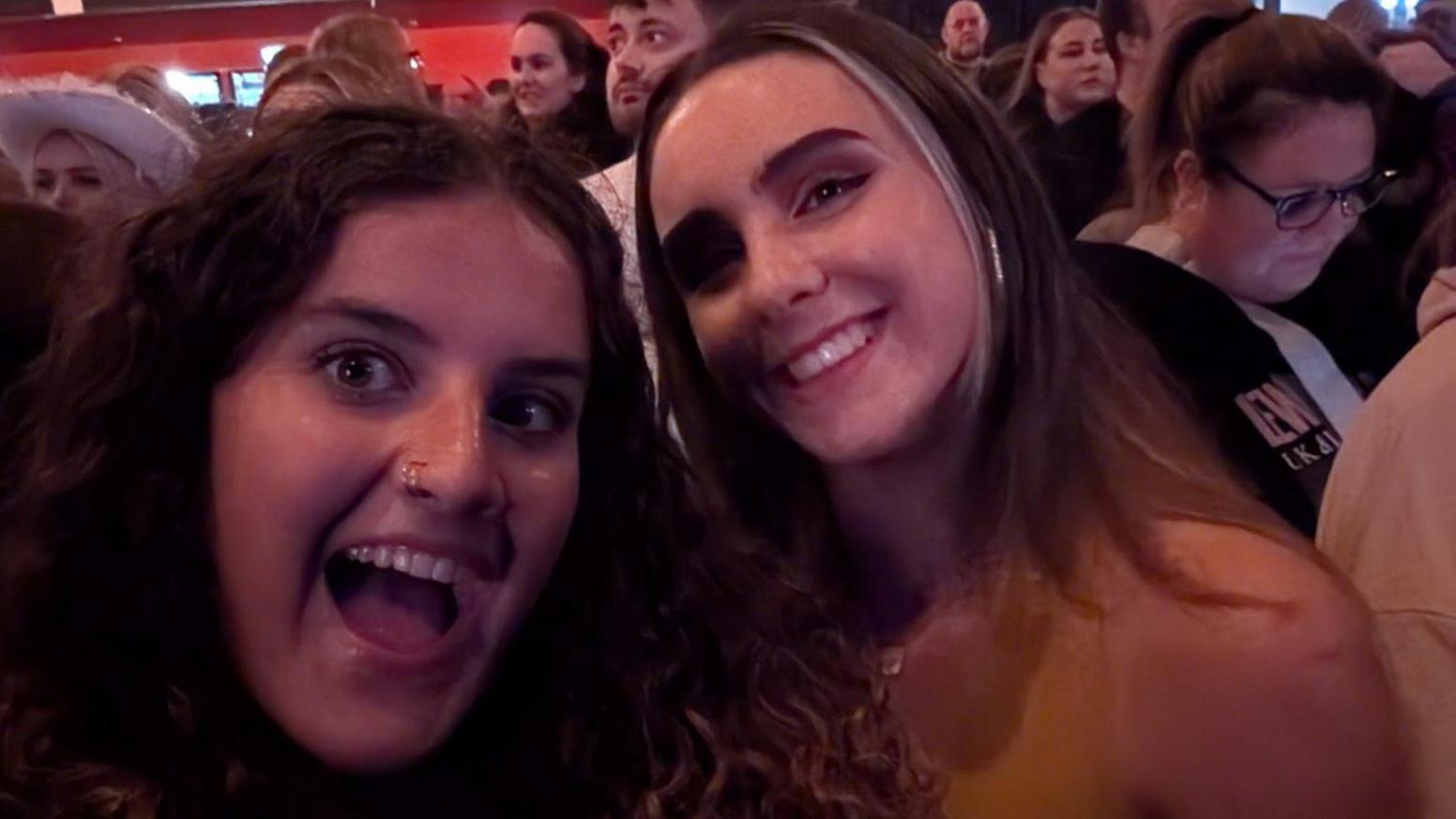Megan a'i ffrind yn ystod perfformiad Lewis Capaldi yng Nghaerdydd