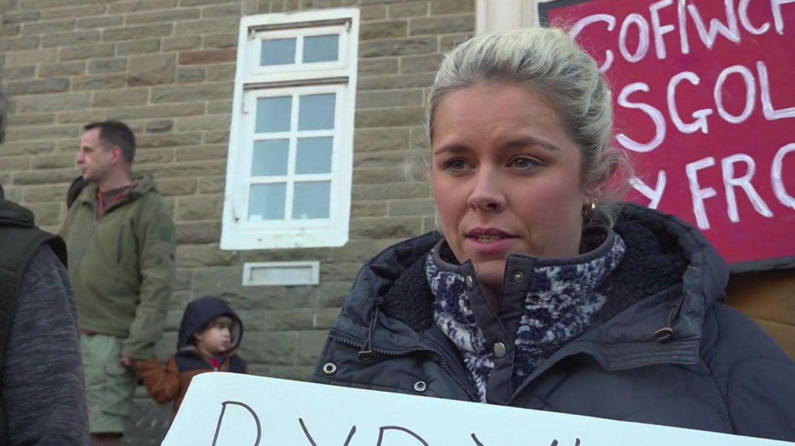 Heb ysgol, does dim cymuned, meddai Ffion Rees-Owens