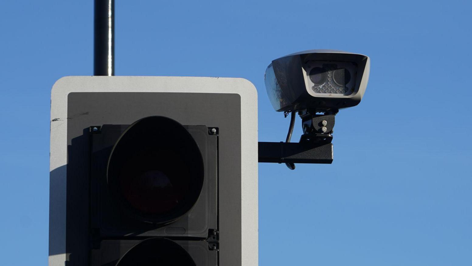 A camera using ANPR technology attached to a traffic light