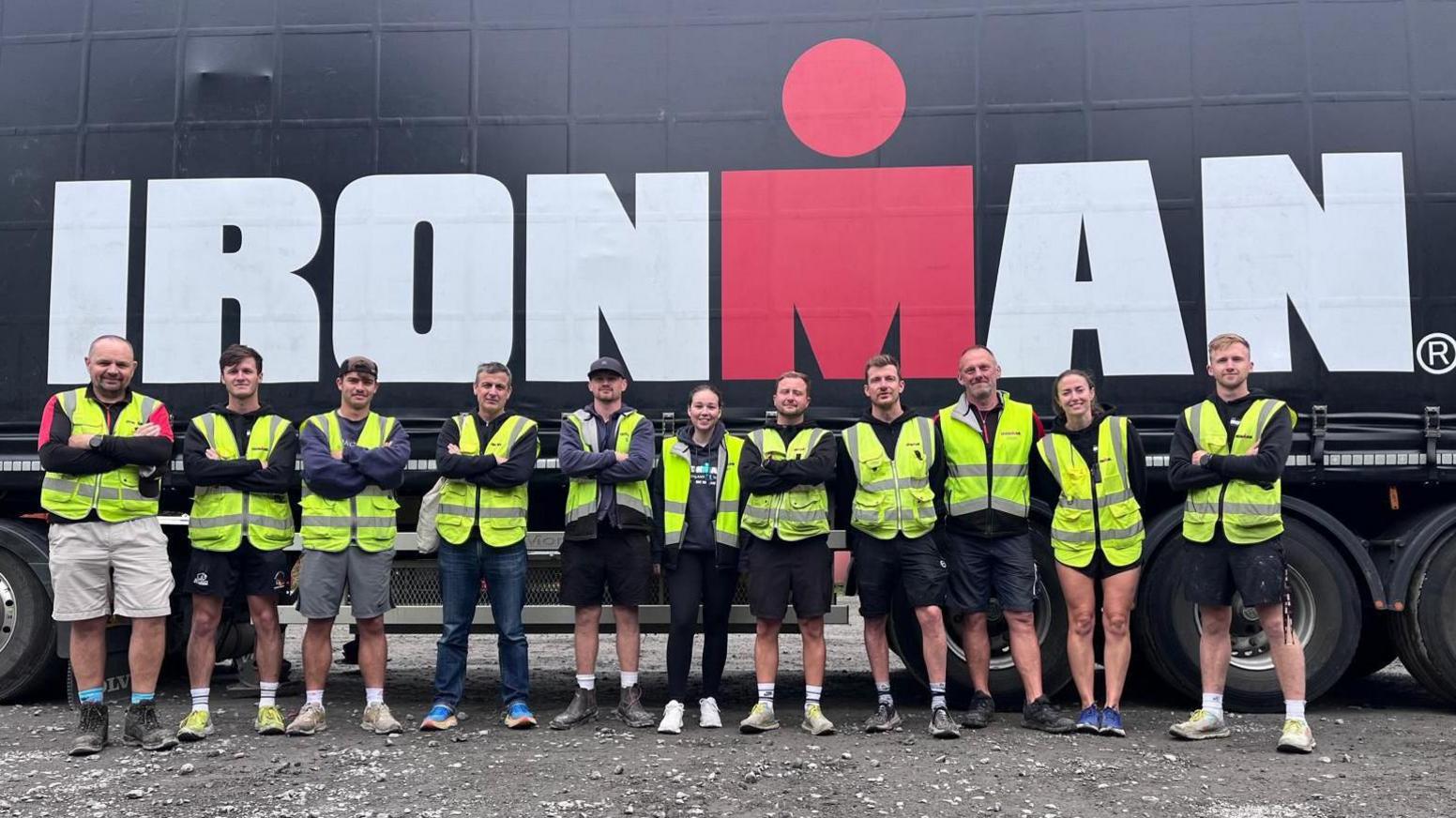 Rhai o'r criw sy'n trefnu Ironman Cymru