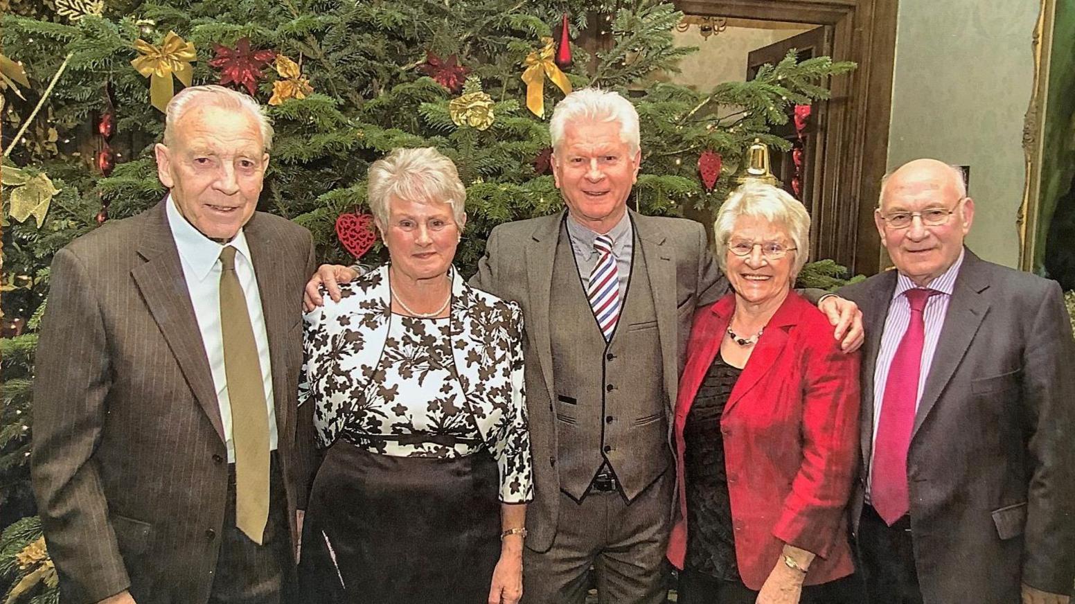 Alwyn Humphreys ac aelodau'r clwb pensiynwyr