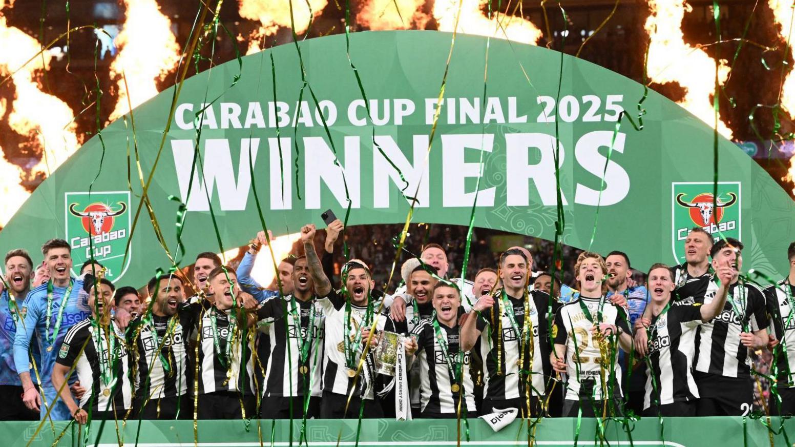 Newcastle United celebrate winning the Carabao Cup 