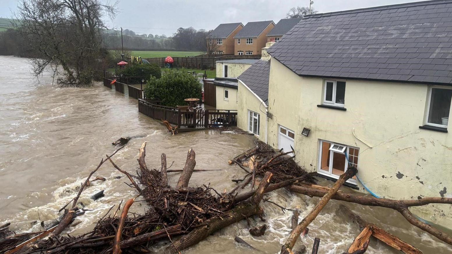 Llifogydd ym Mhontargothi