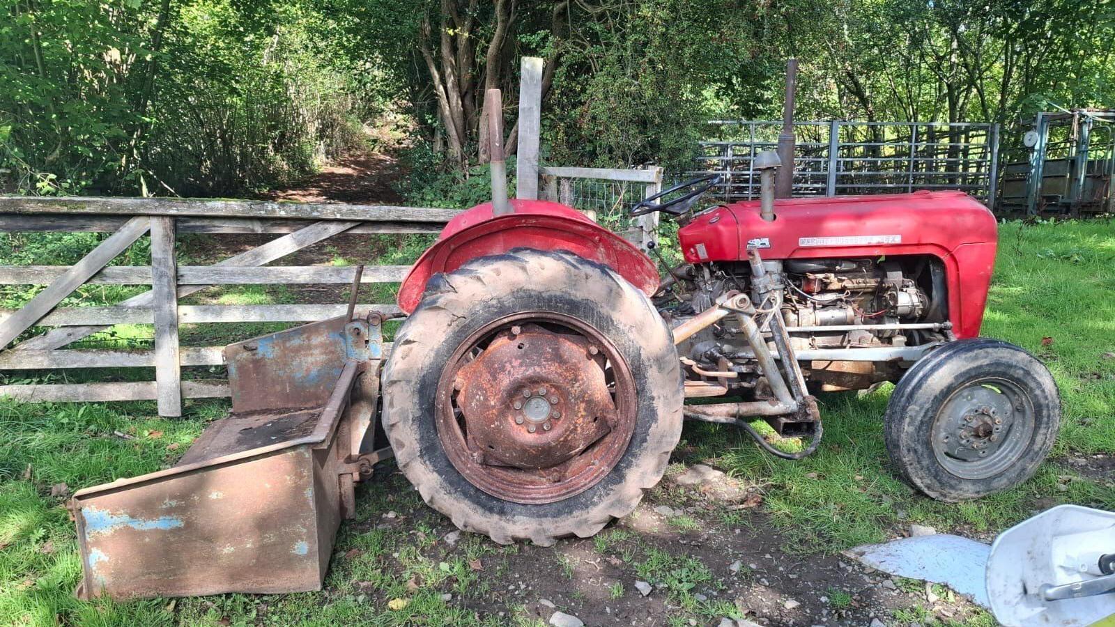 Tractor yn cael ei ddefnyddio i rwystro giât