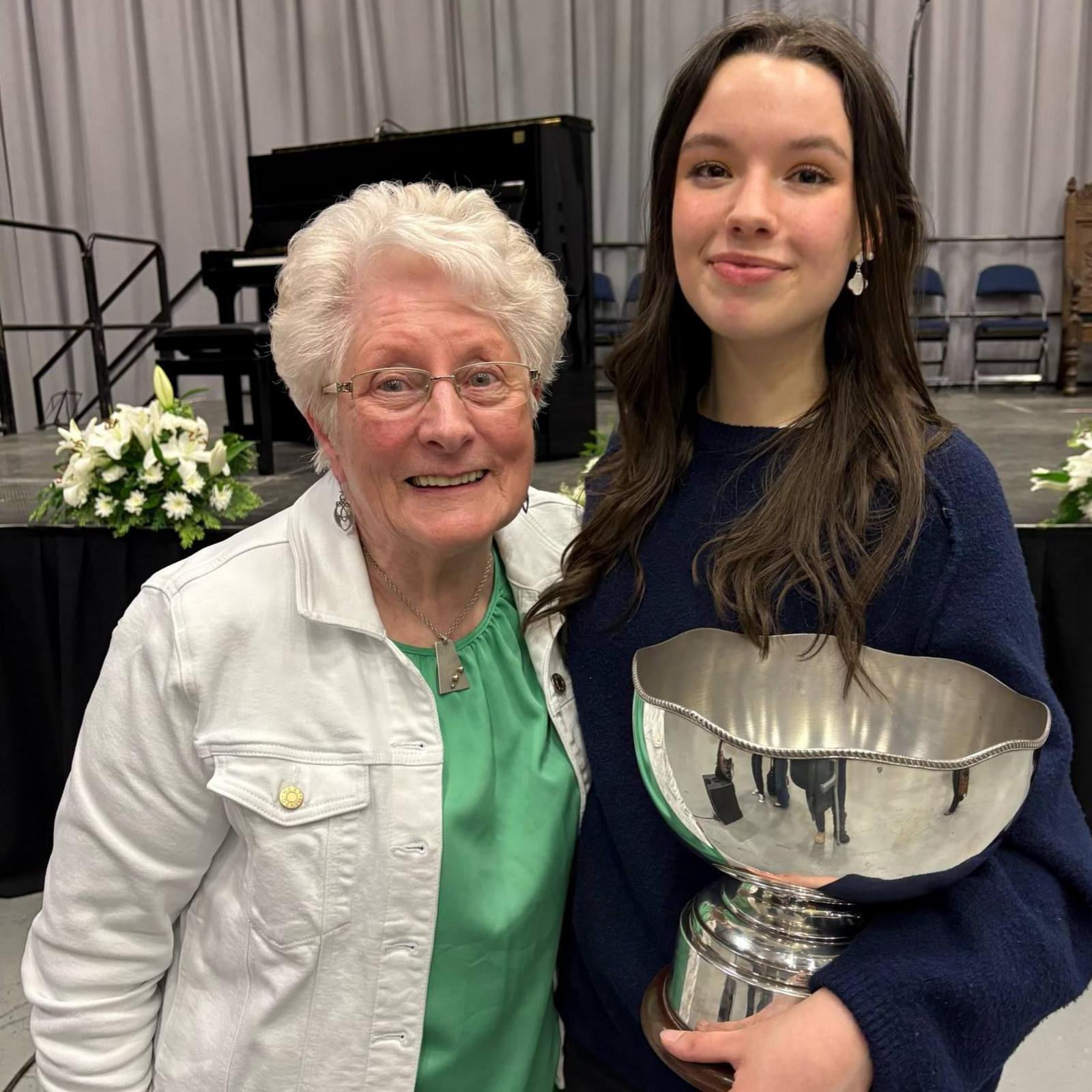 Neli gyda'i hwyres Miriam Llwyd Davies a enillodd Gwpan Her Parhaol y diweddar Moc Morgan am berfformiad gorau'r noson yn 'Sadwrn y Sêr' yr Eisteddfod eleni.