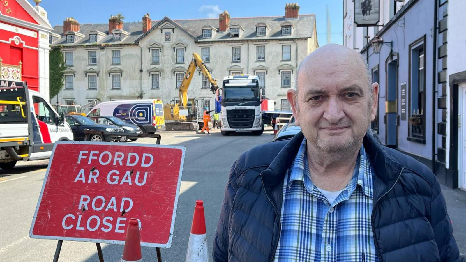 Stephen Ellis yn sefyll o flaen y Corbett Arms