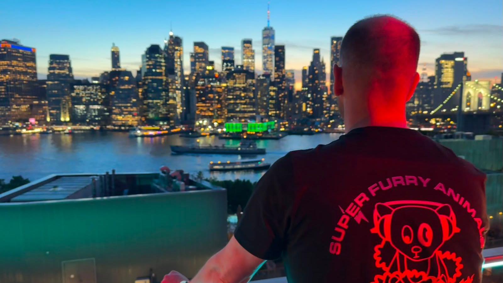 Sion gyda Manhattan yn y cefndir