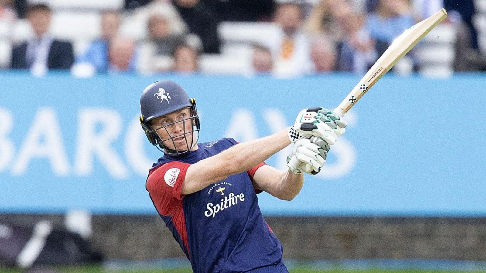 Kent batter Zak Crawley plays a pull shot.