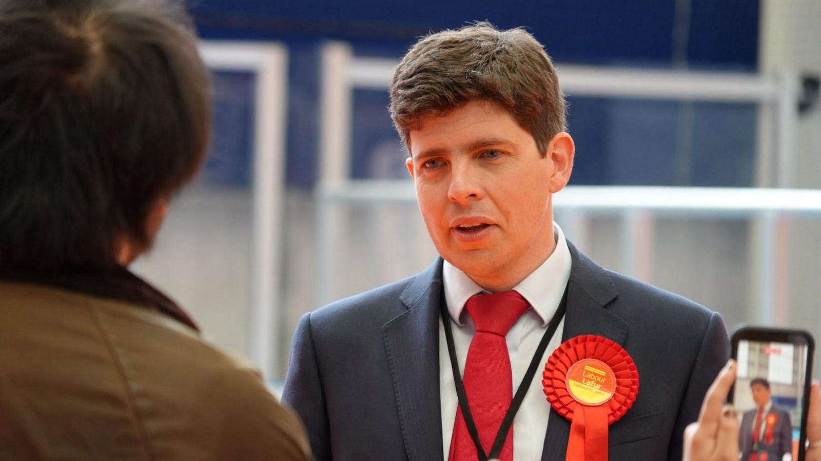 Dau AS Llafur o Gymru yn galw ar Keir Starmer i ymddiswyddo - BBC Cymru Fyw