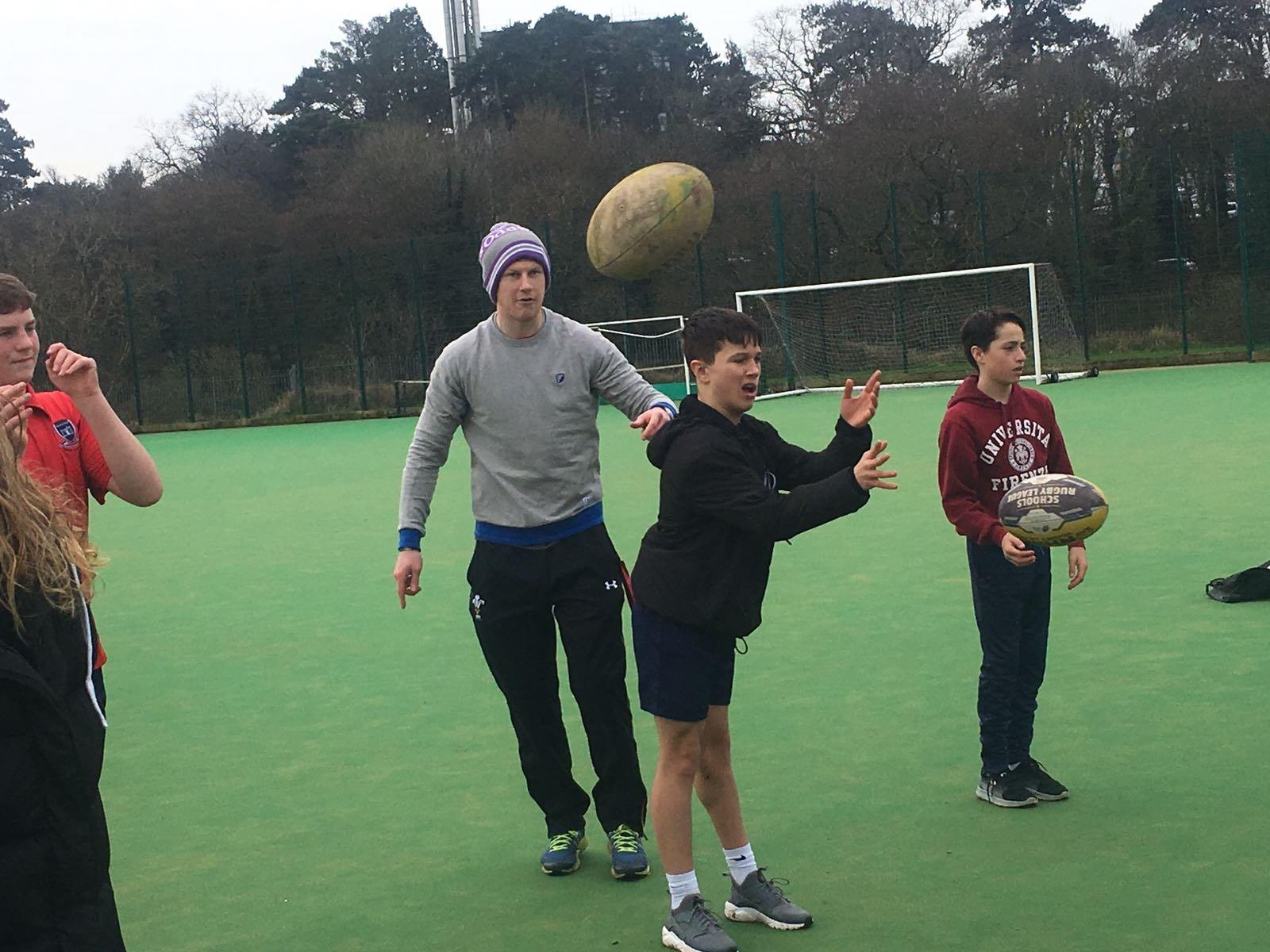 Y cyn-ddisgybl Rhys Patchell yn rhannu ei arbenigedd gyda disgyblion Ysgol Glantaf