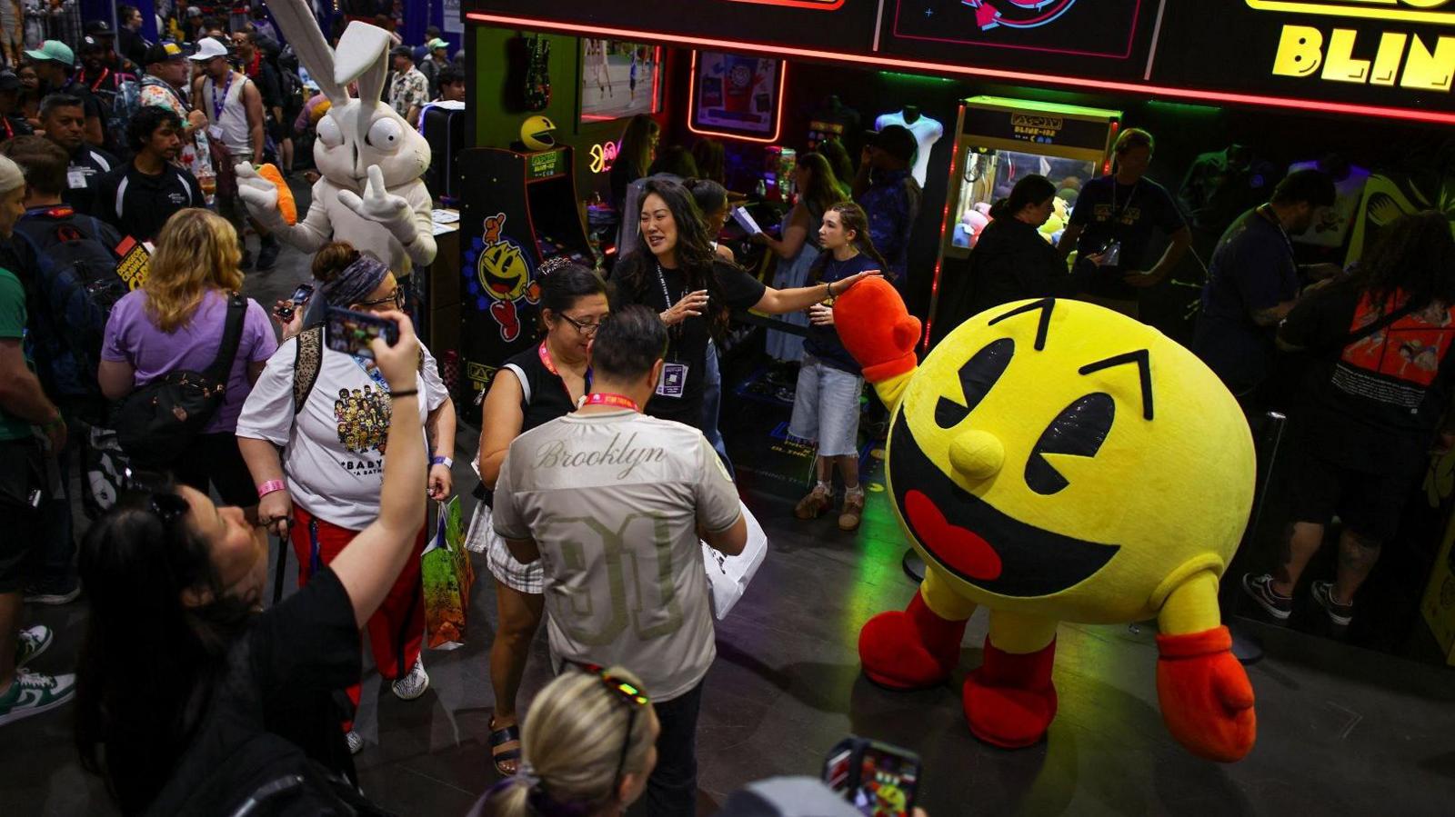 Friendly Pac-Man costume with arms wide 