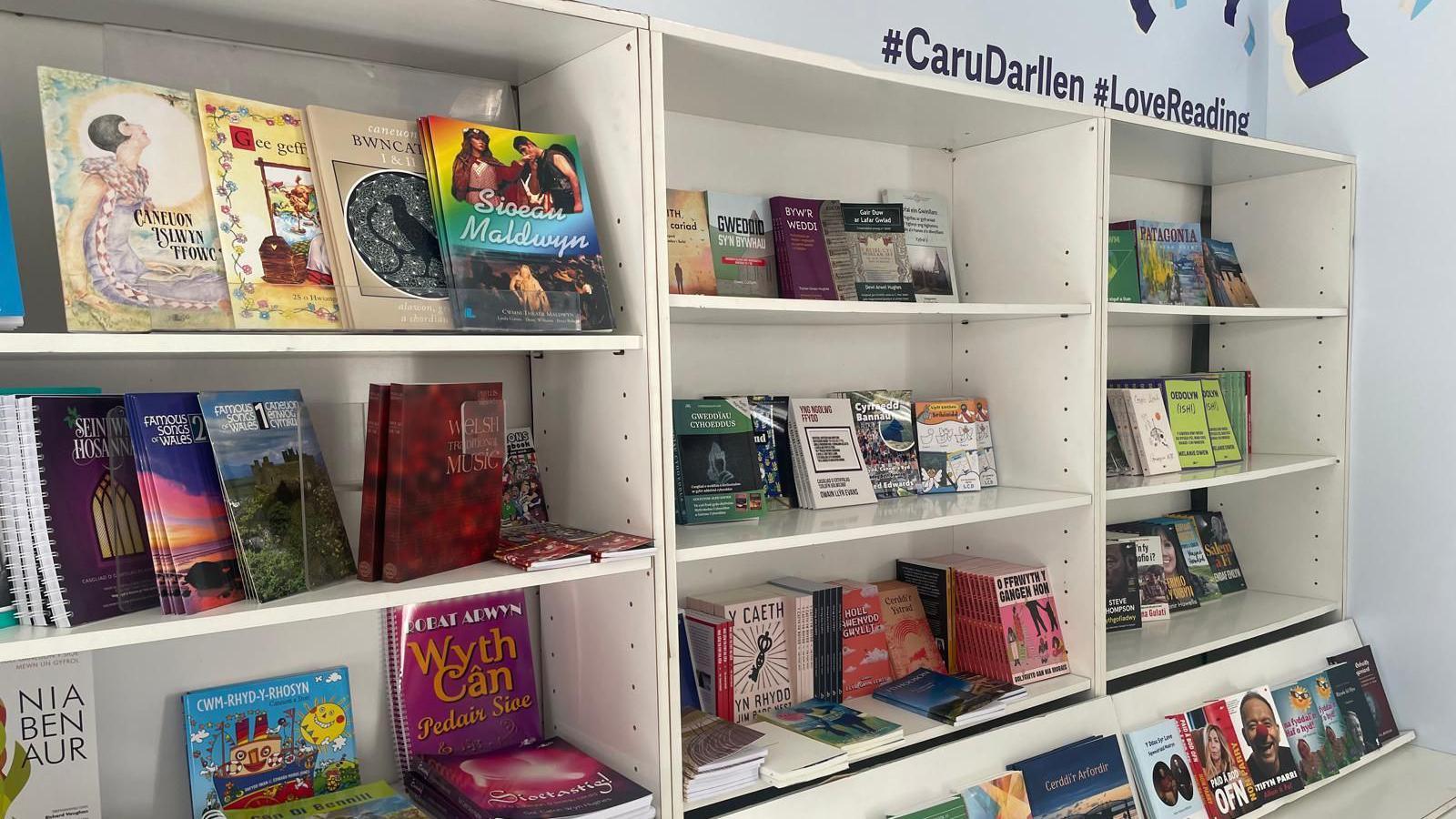 Stondin lyfrau ar faes yr Eisteddfod