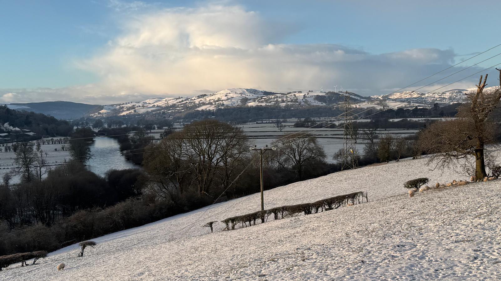 Mynyddoedd y Berwyn i gyfeiriad Y Bala