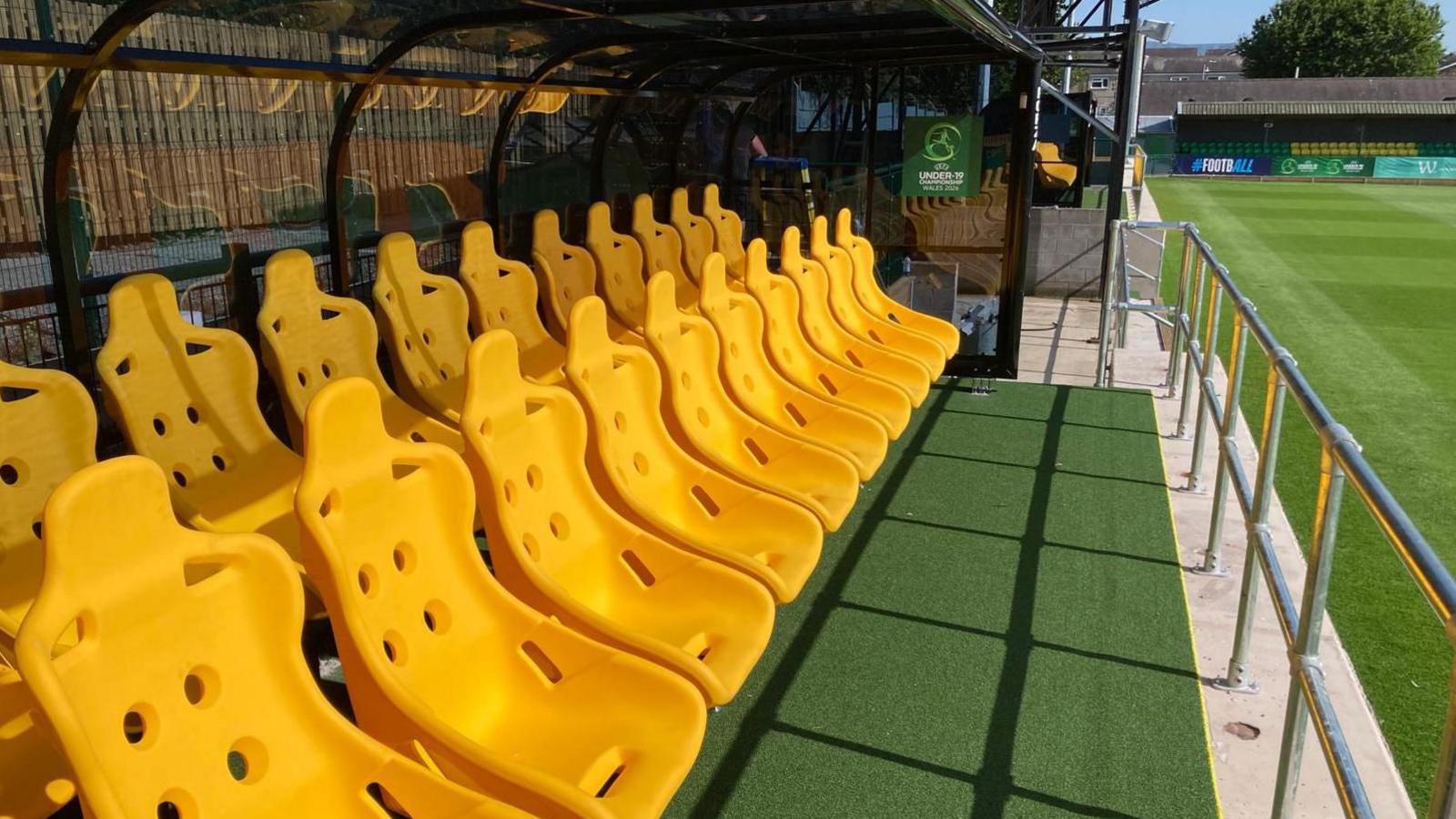Stand newydd yn yr Oval