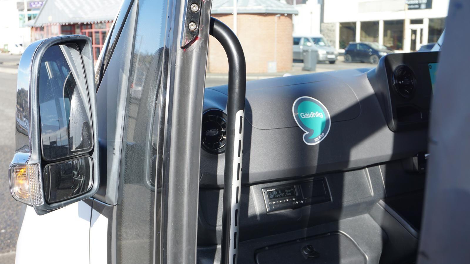 Soidhne air bus ag innse gu bheil Gàidhlig aig an draibher.