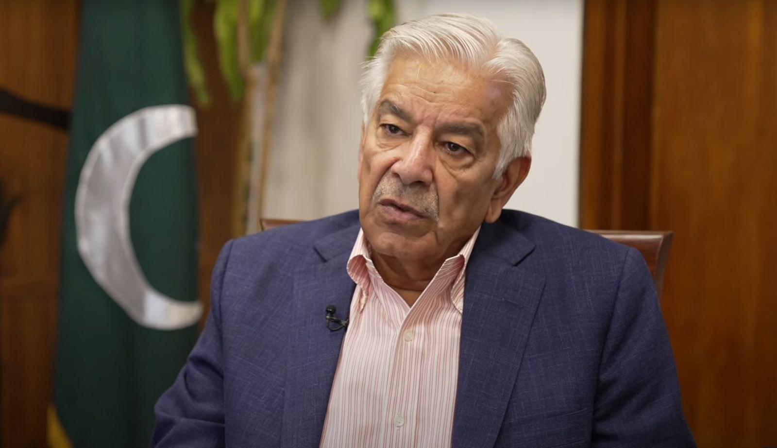 Defence Minister Khawaja Asif speaking to the ˿