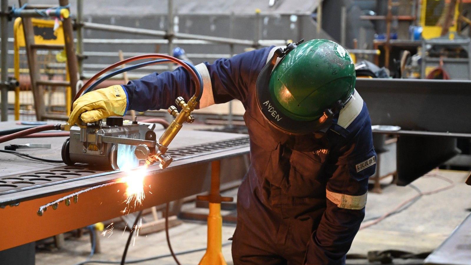 Neach ag obair le uidheamachd