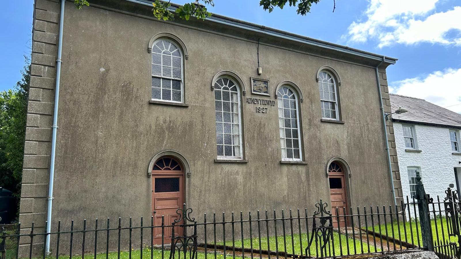 Mae Annabelle Thomas wedi bod yn mynydd capel Gosen gydol ei hoes