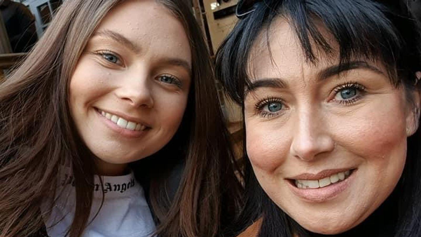 A selfie of Jaysley Beck and her mum. Jaysley has long brown hair and her mum has dark hair cut into a fringe.